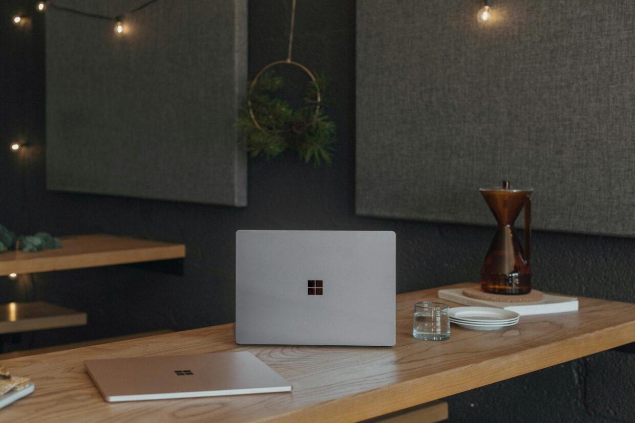 Um laptop da Microsoft sobre a mesa.