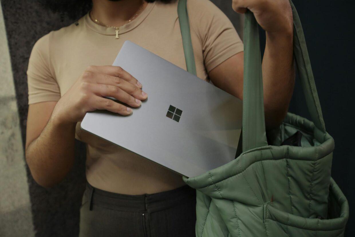 Um laptop da Microsoft na bolsa